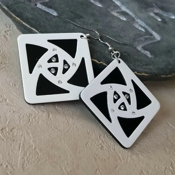 Retro White Black Lucite Austrian Crystal Rhombus Diamond Shape Dangle Earrings - Picture 1 of 5